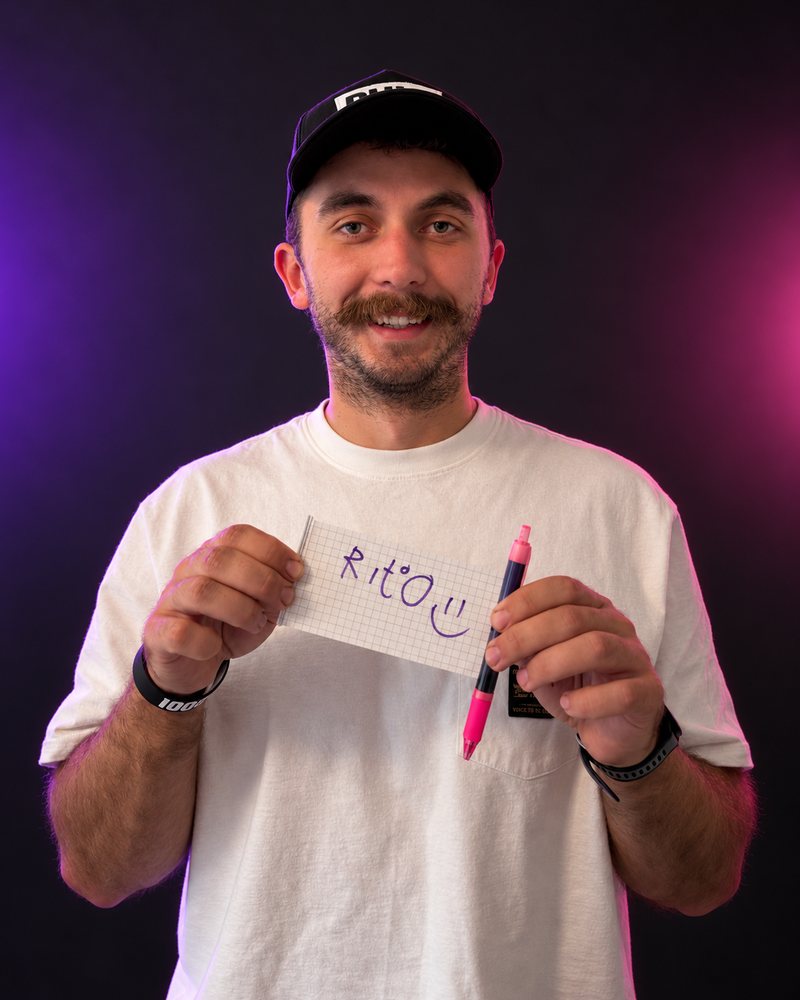 Riťo so svojím podpísaným perom